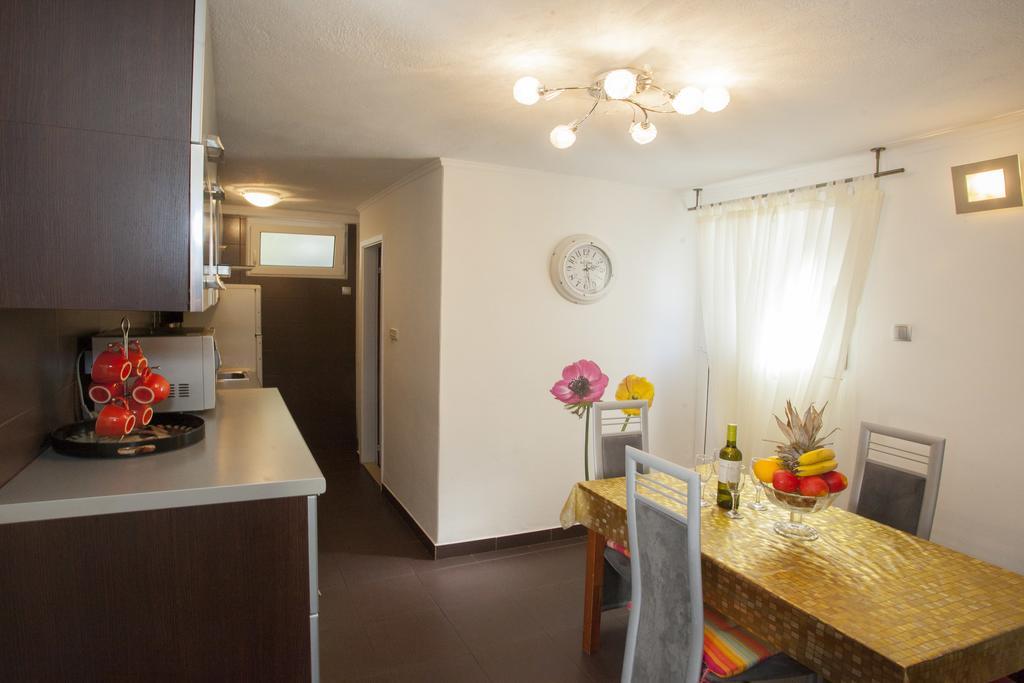 Apartment Welcome Split Exterior photo